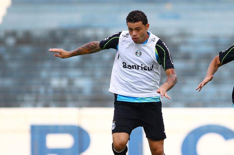 Edinho nega m&aacute;goa por ter ficado fora da festa do Beira-Rio