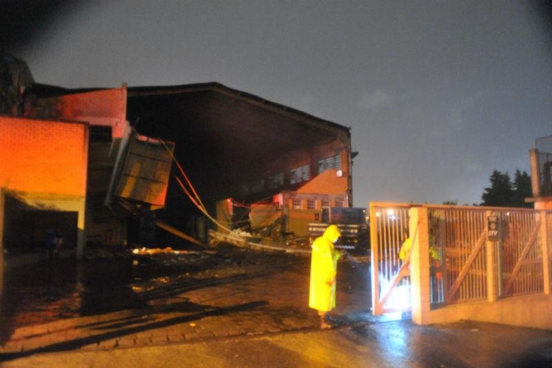 F&aacute;brica de compostos qu&iacute;micos foi destru&iacute;da e espalhou fuma&ccedil;a com forte odor