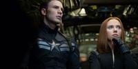 Chris Evans e Scarlett Johansson contracenam em Capitão América 2: O Soldado Invernal 