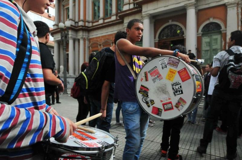 Manifestantes caminharam at&eacute; a frente da Prefeitura, no centro de Porto Alegre