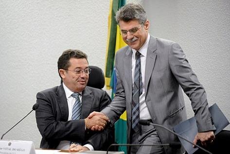 Relat&oacute;rio aprovado &eacute; do senador Romero Juc&aacute; (&agrave; direita)