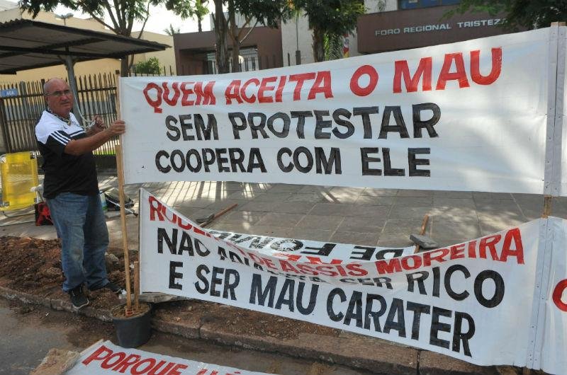 Aposentado se acorrenta em frente a foro de Porto Alegre