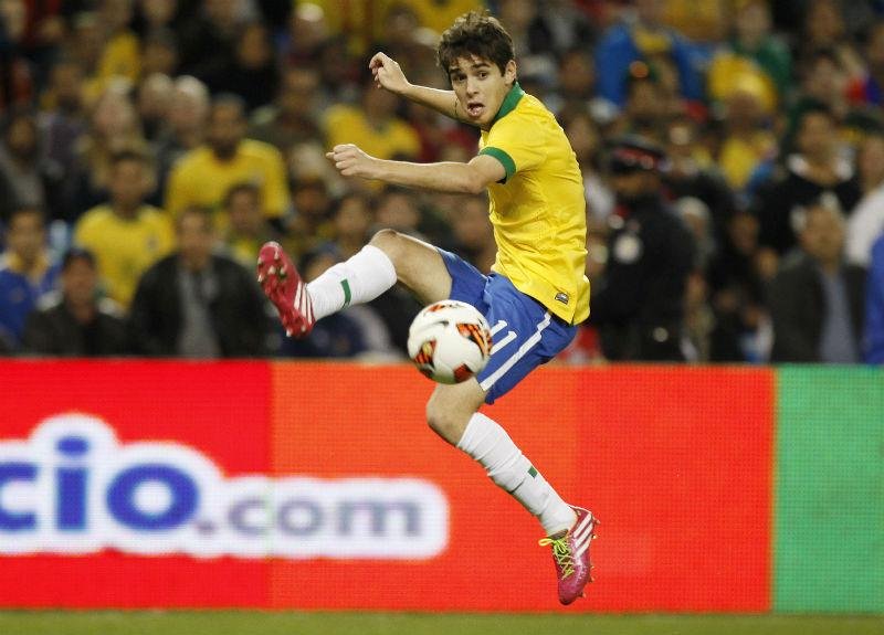 Brasil ganha tr&ecirc;s posi&ccedil;&otilde;es no ranking Fifa ]