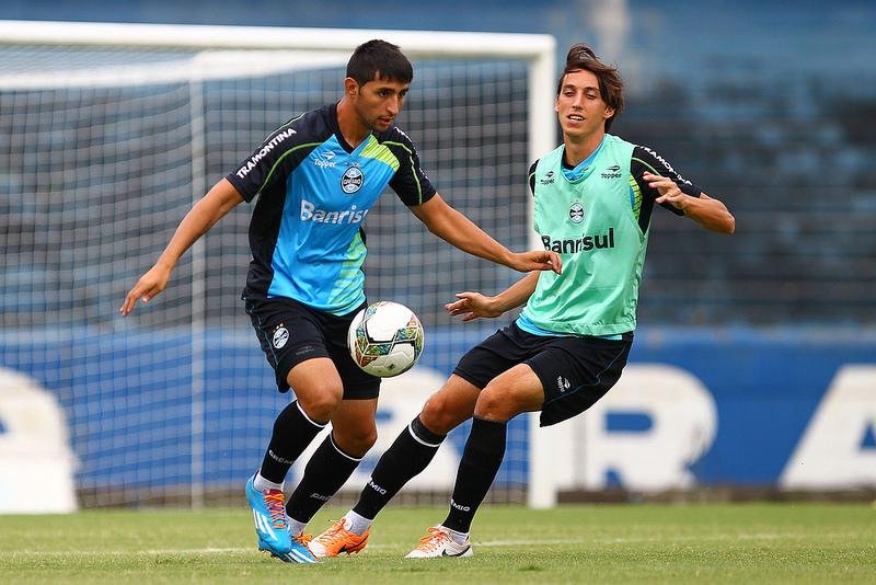 Al&aacute;n Ruiz revela prefer&ecirc;ncia por jogar centralizado