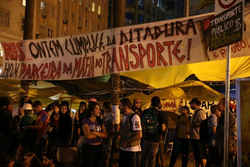 Manifestantes protestam contra aumento da passagem 