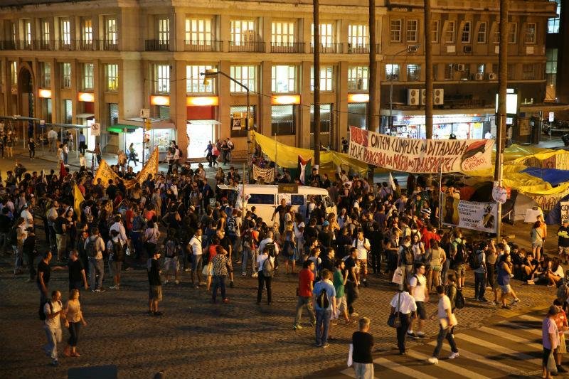 Grupo promete manter acampamento at&eacute; recolher 50 mil assinaturas para lei popular do transporte