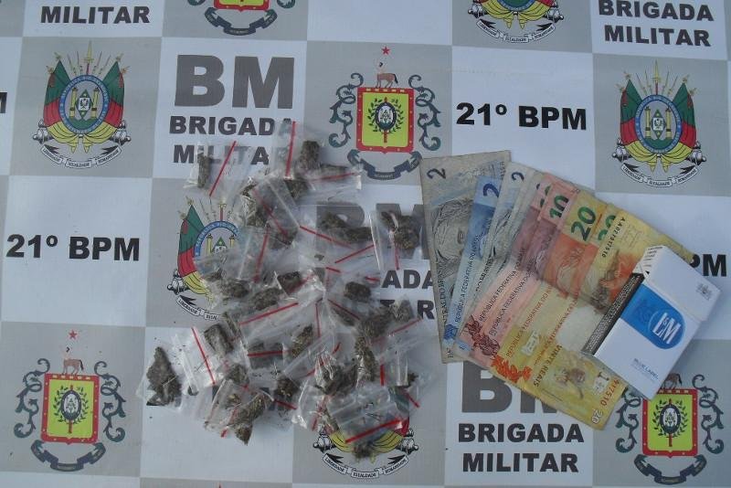 Adolescente carregava 31 tijolinhos da droga e quantia em dinheiro