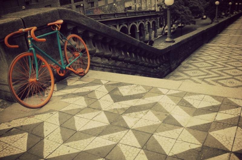  Mostra fotogr&aacute;fica retrata a inser&ccedil;&atilde;o das bicicletas na cidade 