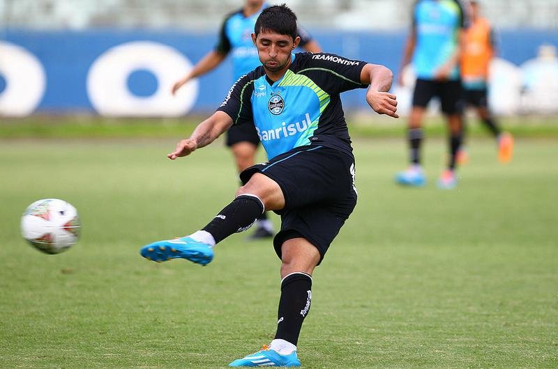Devido a acordo feito com os argentinos, Gr&ecirc;mio n&atilde;o ir&aacute; colocar Ruiz para jogar contra seu clube
