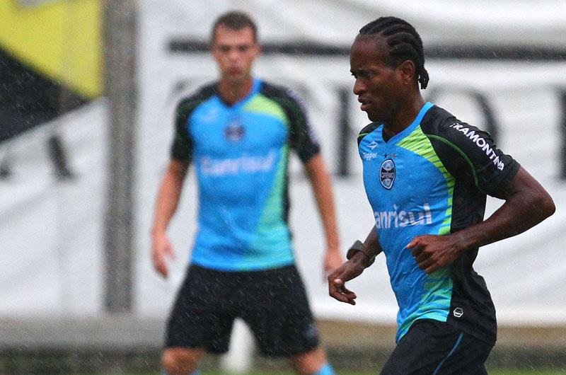 Z&eacute; Roberto faz primeiro treino com elenco e pode aparecer no Gre-Nal