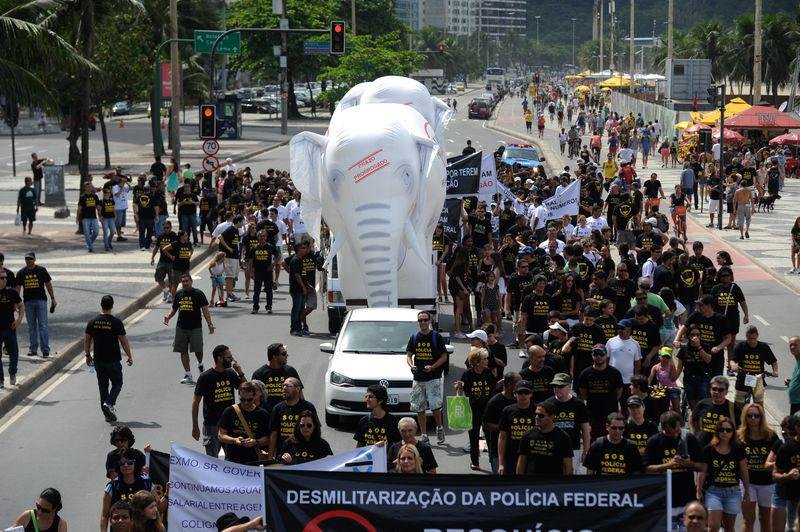Servidores da pol&iacute;cia alertam para riscos de seguran&ccedil;a se n&atilde;o houver negocia&ccedil;&atilde;o