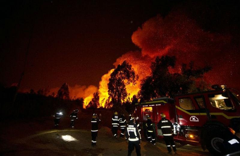 Inc&ecirc;ndio come&ccedil;ou no s&aacute;bado e ainda n&atilde;o foi controlado