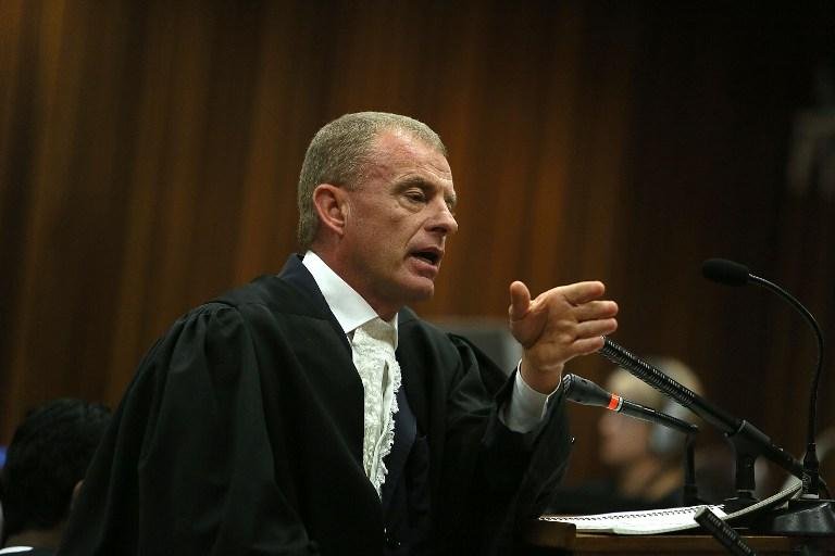 Promotor conclui interrogat&oacute;rio de Pistorius e pede adiamento do julgamento