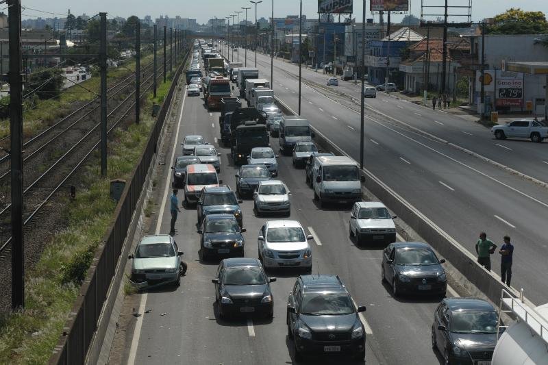 Acidente bloqueia BR 116 no sentido Capital-interior em Canoas	