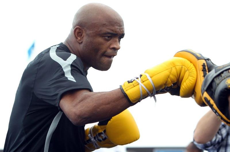 Ex-campe&atilde;o dos m&eacute;dios do UFC disse que j&aacute; foi perguntado se era homossexual