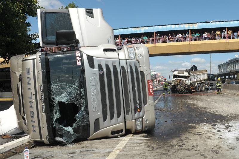 Tr&acirc;nsito ficou bloqueado por quase cinco horas na BR 116