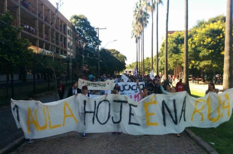 Alunos do Col&eacute;gio Estadual J&uacute;lio de Castilhos fizeram caminhada pelas ruas centrais