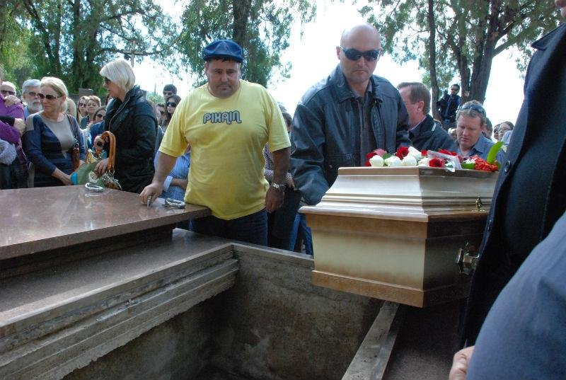 Colegas e familiares foram ao cemit&eacute;rio prestar &uacute;ltimas homenagens