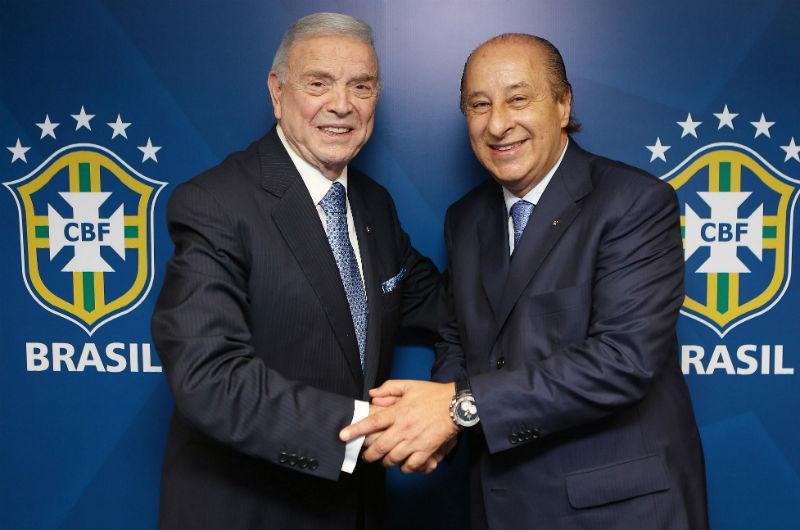Jos&eacute; Maria Marin, atual mandat&aacute;rio da CBF, cumprimenta o novo presidente
