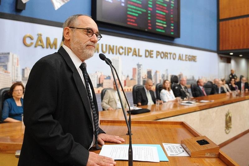 Pedro Ruas sustenta n&atilde;o ter ocorrido licita&ccedil;&atilde;o p&uacute;blica para a concess&atilde;o dos servi&ccedil;os
