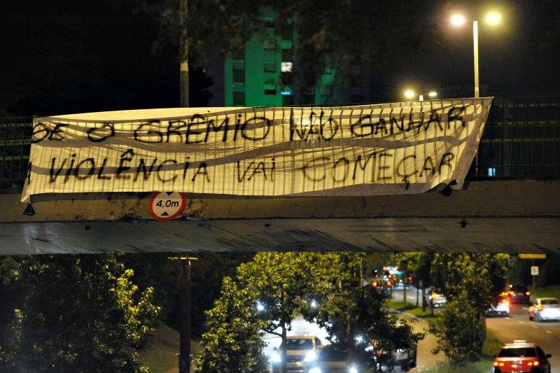 Faixa amea&ccedil;a viol&ecirc;ncia por maus resultados do Gr&ecirc;mio
