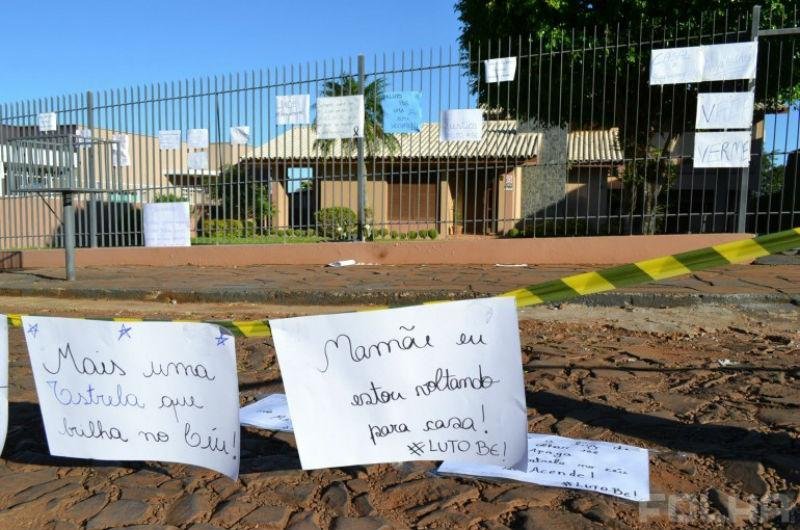 Casa onde o garoto morava recebe homenagens de vizinhos e amigos da fam&iacute;lia