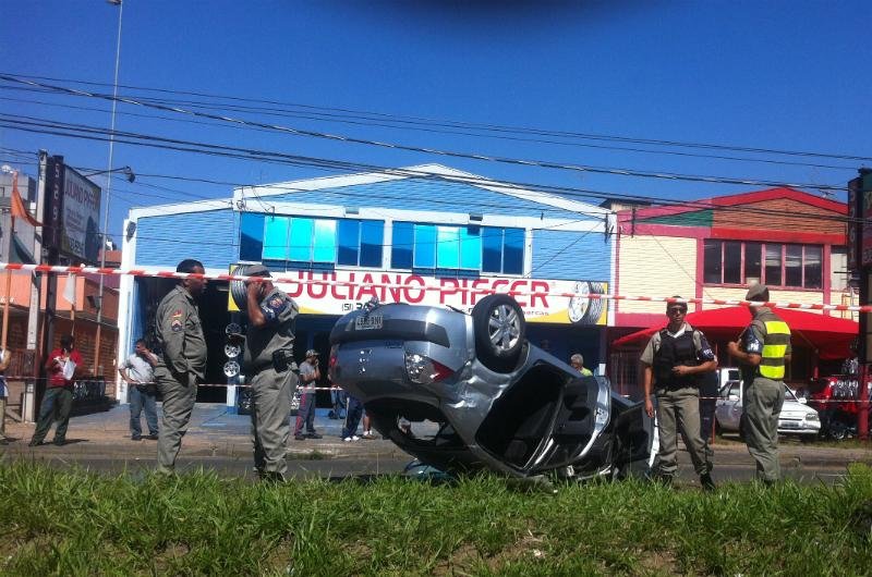 Dois criminosos roubaram Renault M&eacute;gane na zona Norte de Porto Alegre