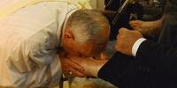 Pontífice teve grande dificuldade para ajoelhar-se e levantar-se da almofada branca