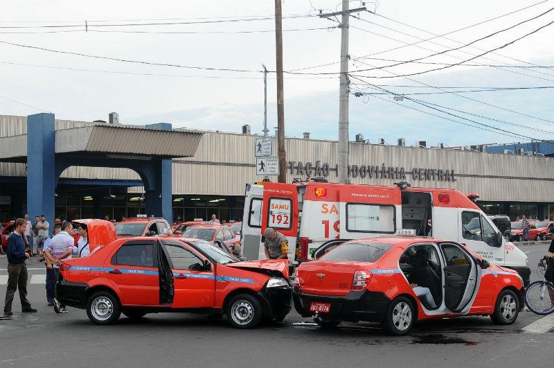 Acidente entre t&aacute;xis deixa tr&ecirc;s pessoas feridas em Porto Alegre