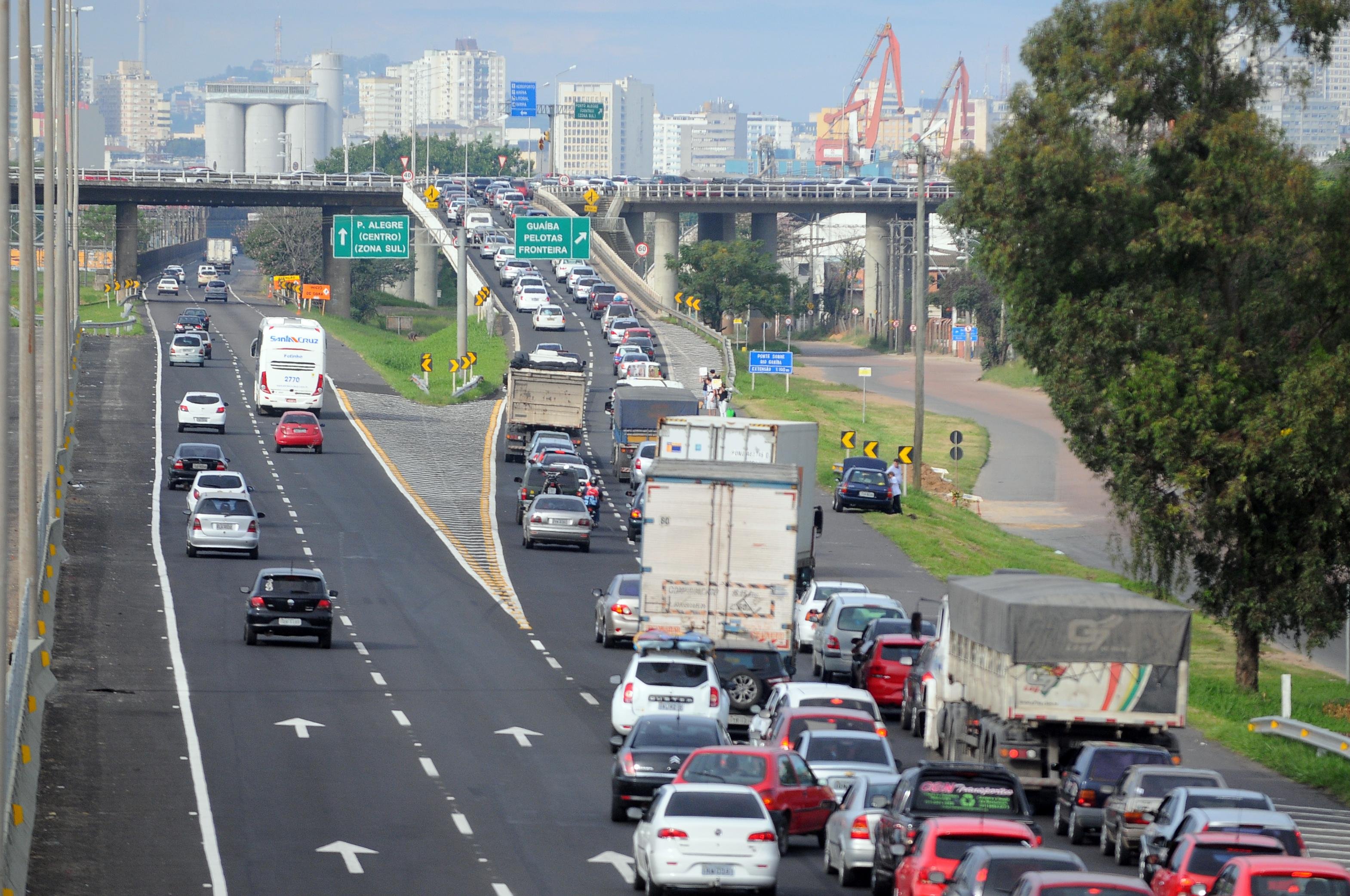 Mais de 40 mil ve&iacute;culos deixam Porto Alegre no feriado 