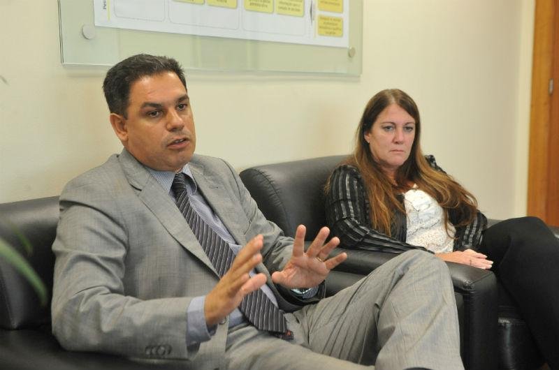 Procurador-geral e promotora da Inf&acirc;ncia da Juventude orientam a denunciar casos de agress&atilde;o