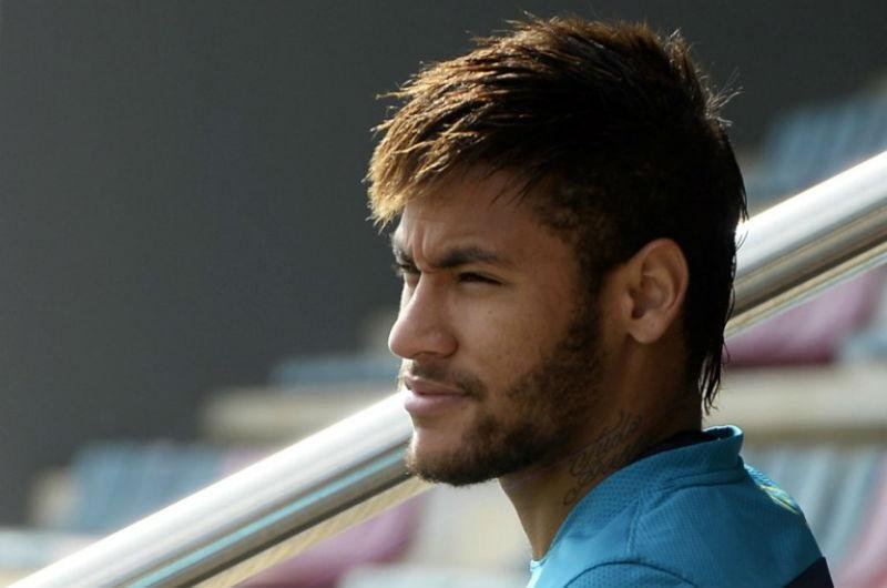 Neymar sofreu uma les&atilde;o no p&eacute; esquerdo e precisar&aacute; de um m&ecirc;s para se recuperar