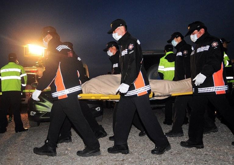 Mergulhadores retiram 19 corpos de balsa sul-coreana naufragada