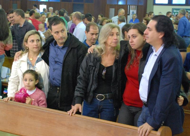 Fam&iacute;lia do advogado (&agrave; esquerda) e parentes da av&oacute; Jussara (&agrave; direita) assistiram &agrave; missa