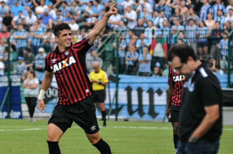 Gr&ecirc;mio joga mal e estreia com derrota no Brasileir&atilde;o