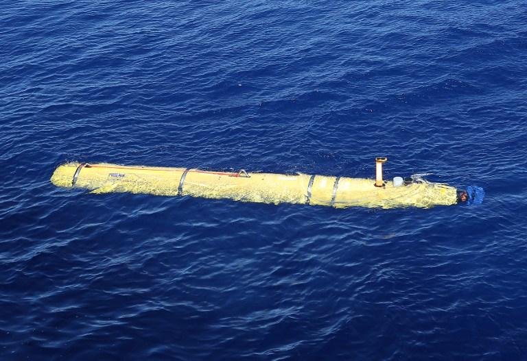 Rob&ocirc; submarino n&atilde;o encontra vest&iacute;gios de avi&atilde;o desaparecido