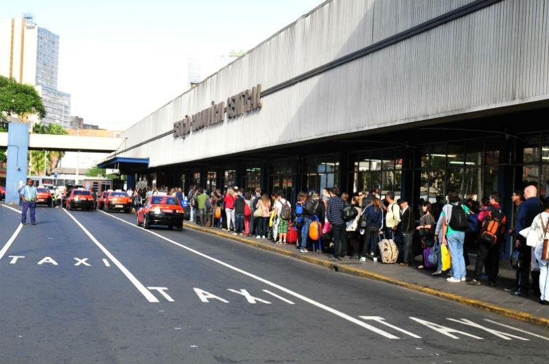 Fluxo de t&aacute;xis chega a 40 sa&iacute;das por minuto na volta do feriad&atilde;o de P&aacute;scoa 