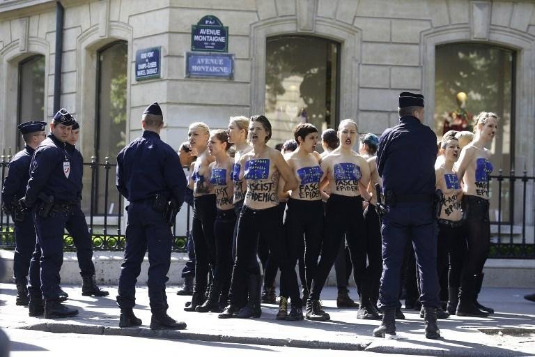Ap&oacute;s 10 minutos de protesto, pol&iacute;cia cercou as 22 ativistas que foram detidas