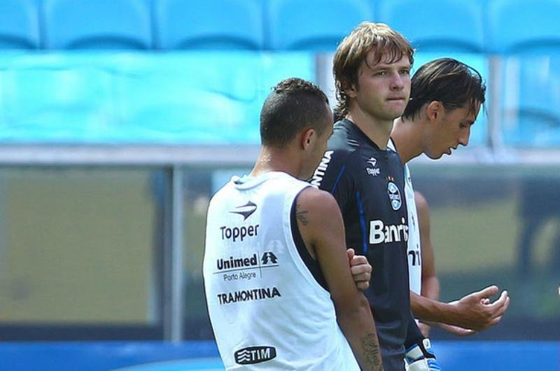 Goleiro Tiago, de 20 anos, treinou como titular nesta ter&ccedil;a