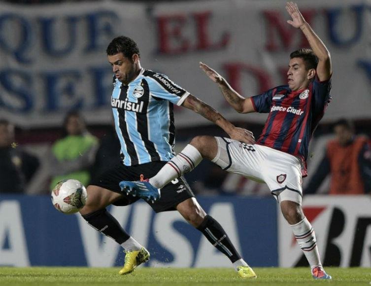 Edinho disputa a bola contra advers&aacute;rio