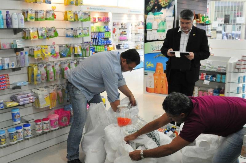 Farm&aacute;cia &eacute; interditada por venda de medicamentos vencidos na Capital