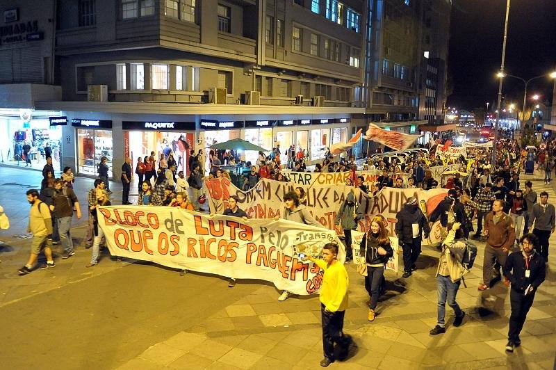 Manifesta&ccedil;&atilde;o reuniu cerca de 300 pessoas na capital
