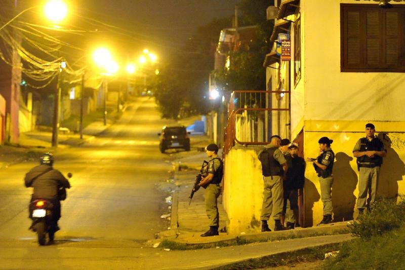 Ruas desertas e poucos frequentadores nas escolas e postos de sa&uacute;de marcaram o dia