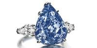 Diamante é talhado em forma de pêra e chamado The Blue (O Azul) e tem peso de 13,22 quilates