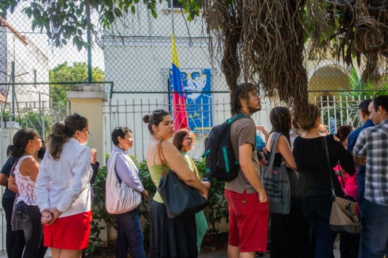 F&atilde;s do escritor formaram fila para assinar o livro de condol&ecirc;ncias