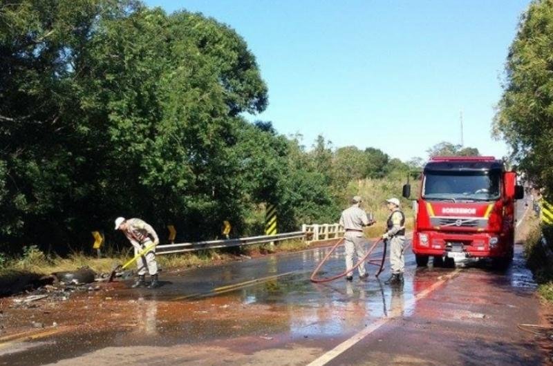 Condutor de um caminh&atilde;o teve uma perna quebrada e escoria&ccedil;&otilde;es pelo corpo