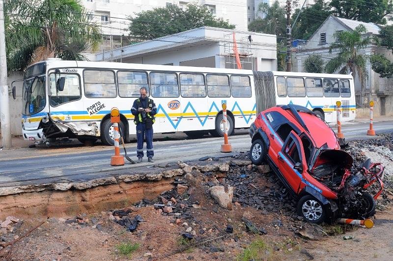 T&aacute;xi e &ocirc;nibus colidiram na zona Sul de Porto Alegre
