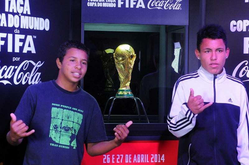 Ta&ccedil;a da Copa do Mundo fica na capital at&eacute; este domingo