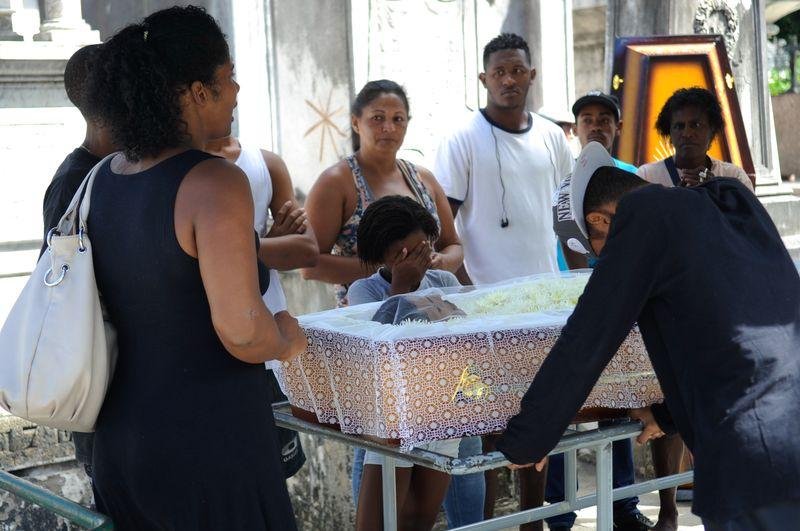 Corpo de jovem morto em protesto no Pav&atilde;o-Pav&atilde;ozinho &eacute; enterrado
