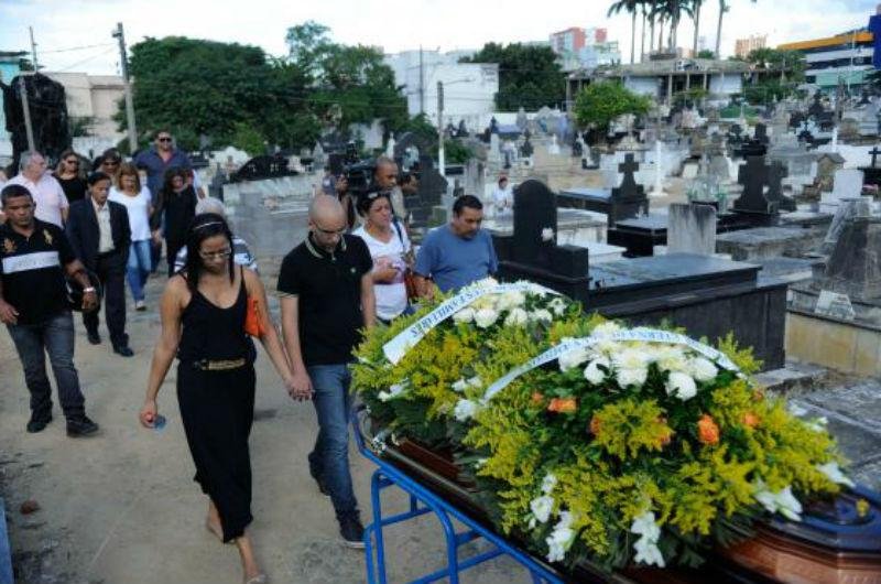 No cemit&eacute;rio, parentes evitaram falar com a imprensa